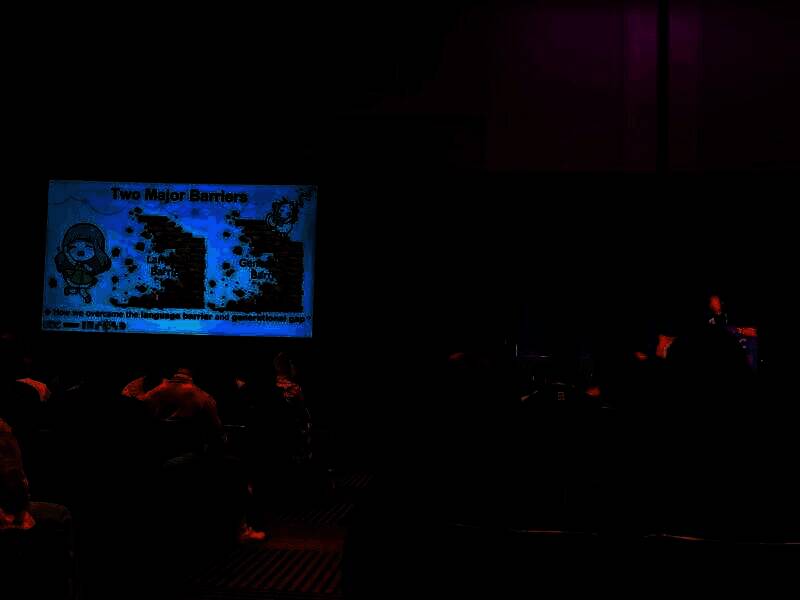 演讲现场听众专注聆听