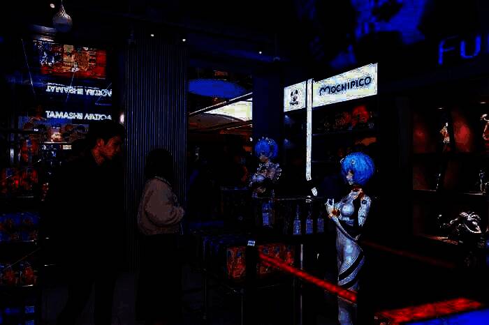 排队抢购MOCHIPICO毛绒玩偶的人群