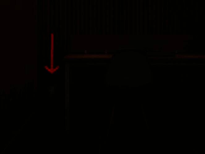 在垃圾桶获取纸条的画面