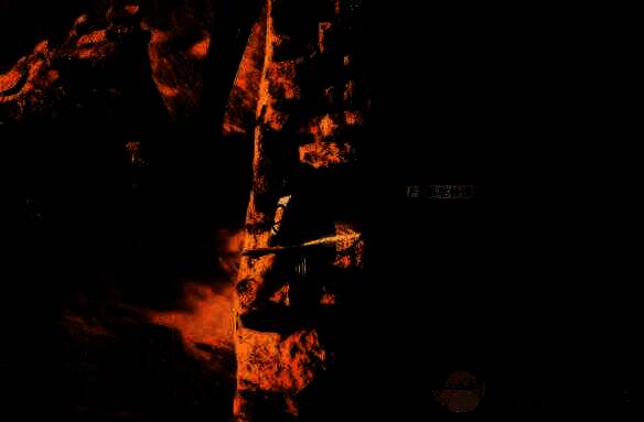 西南方向墙上的骆驼铃铛画面