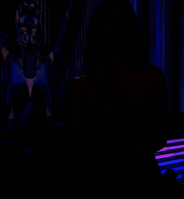 TGA颁奖典礼上穿黑纱包臀裙的美女主持人Sydnee Goodman