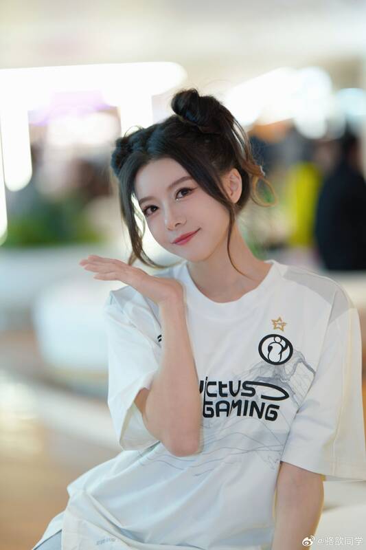 骆歆穿IG新队服照片3