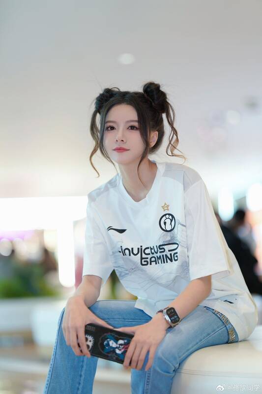 骆歆穿IG新队服照片4