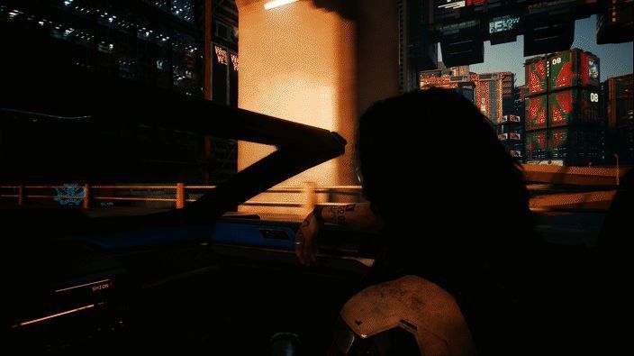 强尼出现在副驾驶座