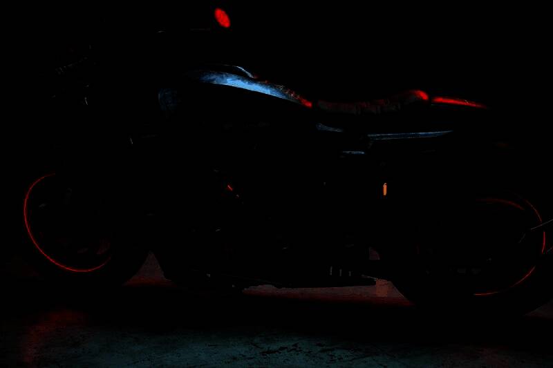 《毁灭战士:黑暗时代》联名款定制机车细节图2