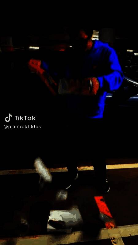 博主暴力打砸Switch2主机现场