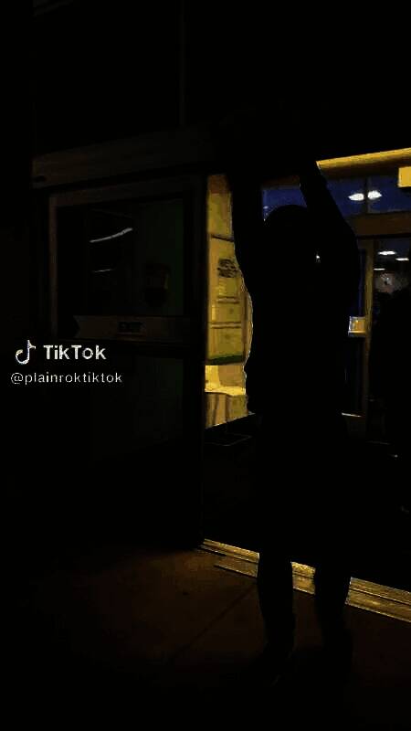 博主暴力打砸Switch2主机现场