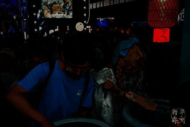 手持漂漆扇的收藏家们