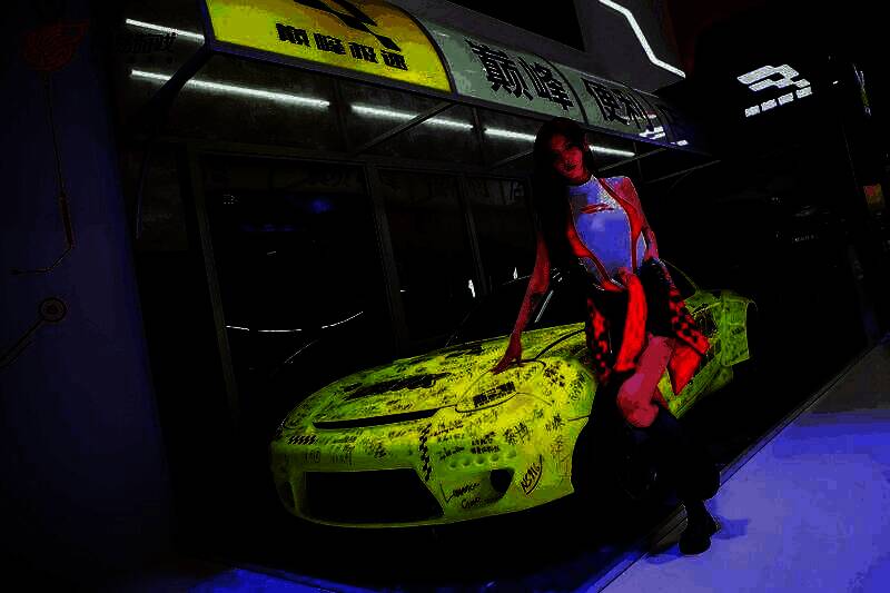 《巅峰极速》展区赛车与便利店