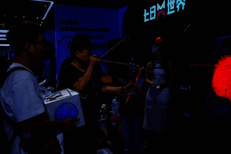 《七日世界》展区玩家射击怪物场景