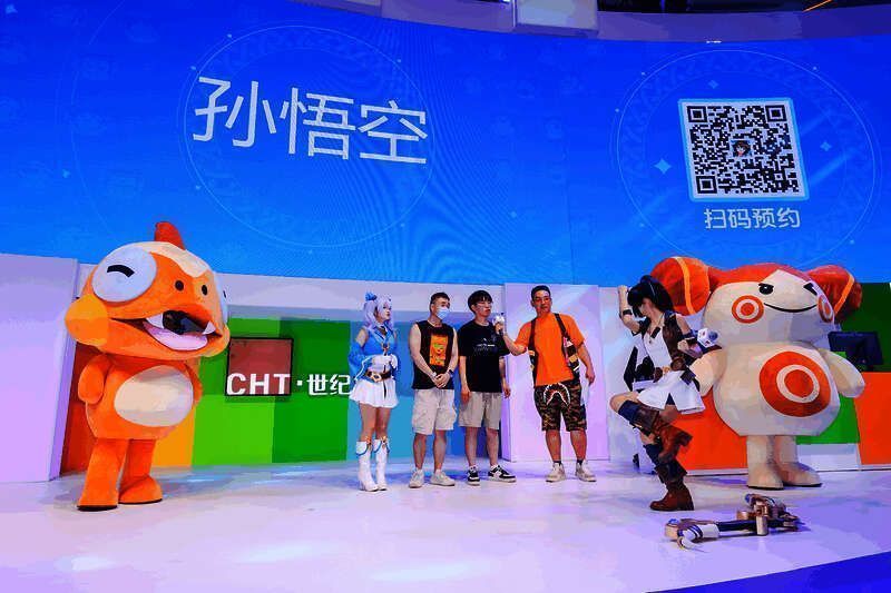 不吃奶露拖在《云海之下》活动主舞台与玩家互动