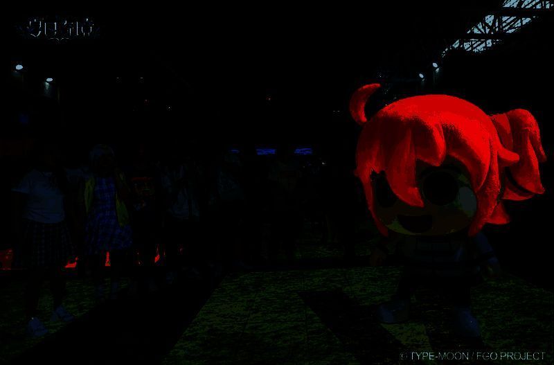 御主们在展览现场的热闹场景