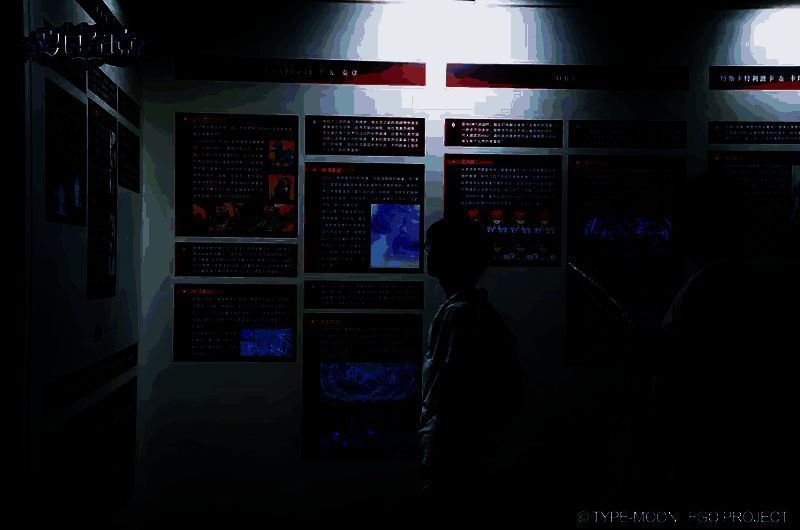 玩家在展区内参观的场景