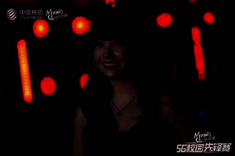 活动现场林更新和赖美云与观众互动