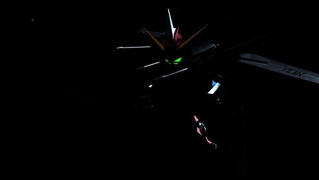 牛高达与沙扎比激烈对战,光束剑激烈碰撞,场面恢弘