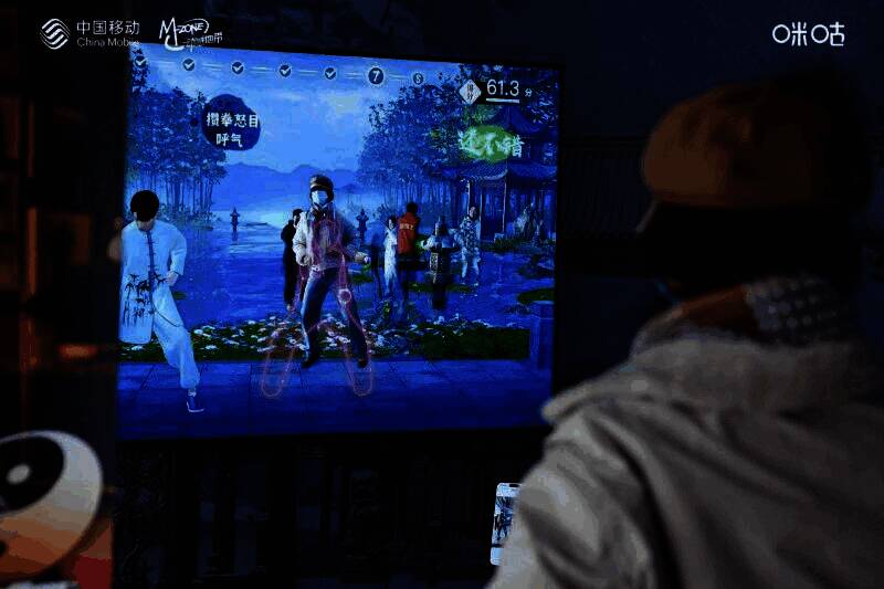 咪咕快游展示AI+八段锦智能陪练产品，吸引学生体验