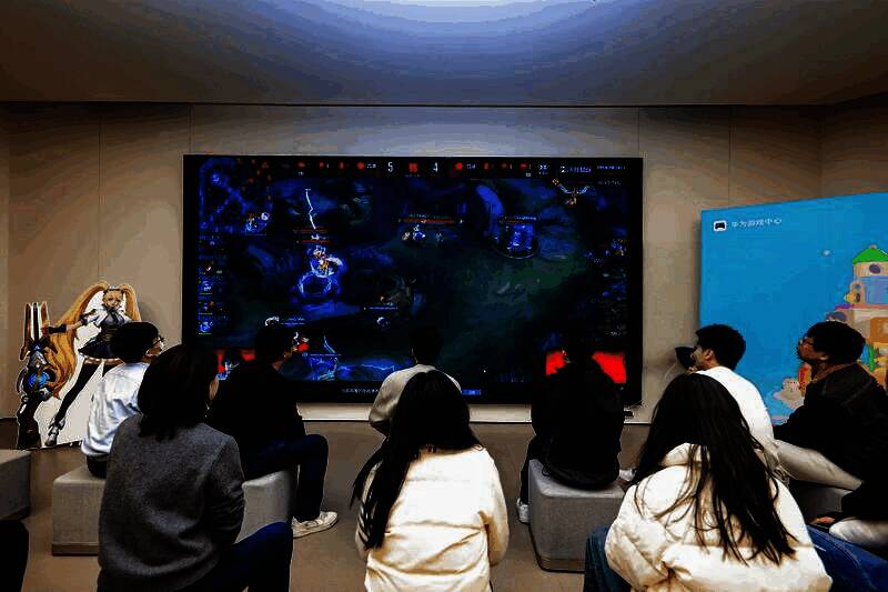 《决胜巅峰》主题店活动现场，玩家激烈对战