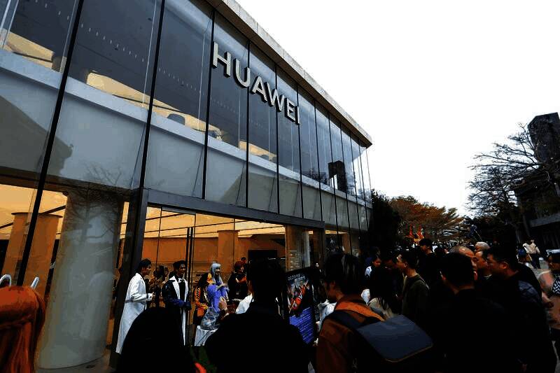 《QQ飞车》活动现场，玩家专注竞速比赛