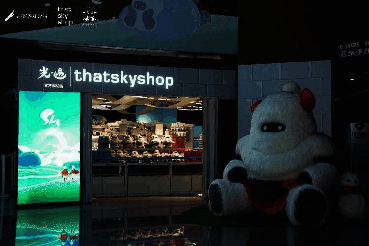 友友会快闪店售卖限定周边,吸引玩家排队购买