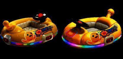 蛋仔们驾驶奶龙碰碰车在场上激烈碰撞，场面热闹非凡