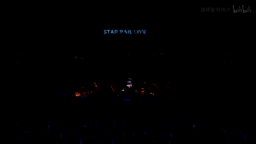 玩家在社交平台分享联动内容，评论区互动热烈，表情包与二创作品层出不穷