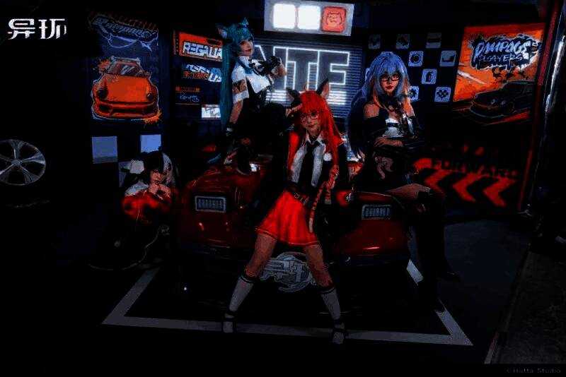 《异环》萤火虫嘉年华现场,coser演绎游戏角色,背景为霓虹风格的城市布景