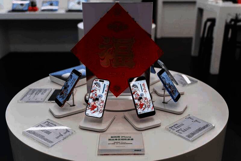 DNF手游与Apple授权专营店联动活动现场，玩家热情参与