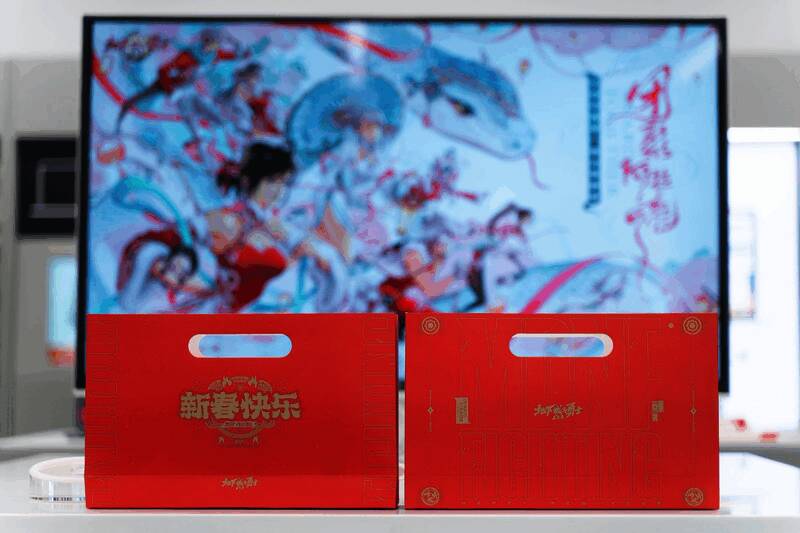 赛丽亚手持麦克风与玩家对唱，现场充满欢声笑语