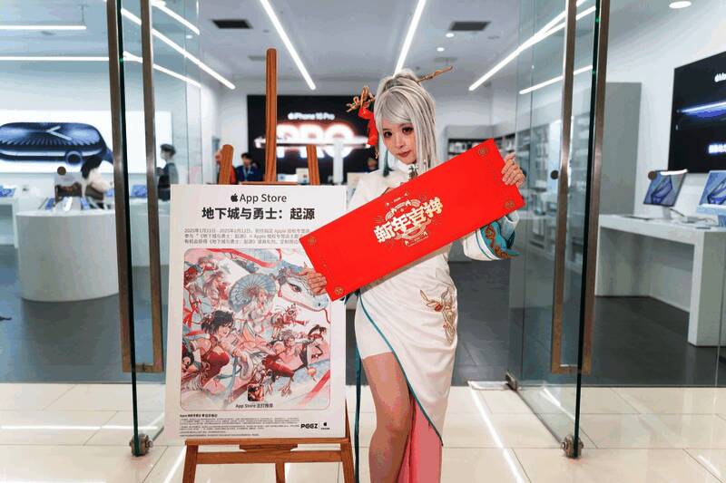 白蛇造型赛丽亚现身门店，玩家纷纷合影留念