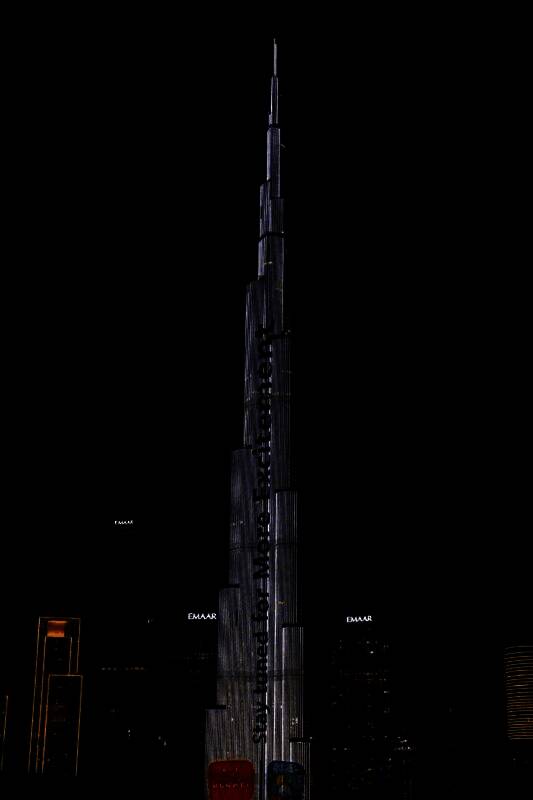 迪拜哈利法塔户外广告画面，展示某款游戏宣传海报