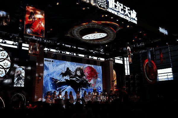 角色立绘展示,融合古典元素与现代服饰的设计风格