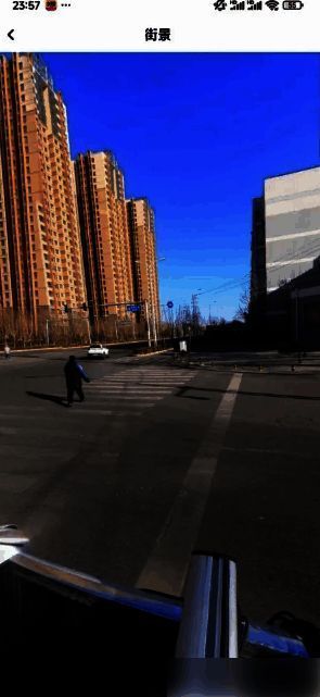 街景全景界面展示，用户正滑动屏幕查看街道两侧建筑与行人动态