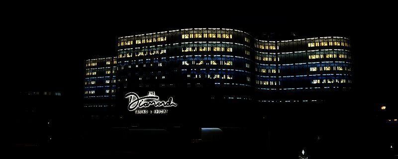 GTAOL中天基炮发射瞬间的场景,红色光束划破天际,背景为城市夜景