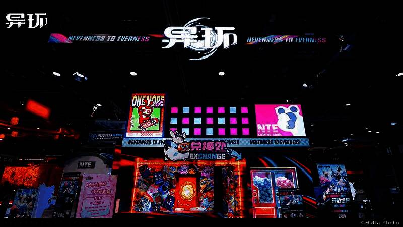 《异环》展位全景,霓虹灯闪烁,场景高度还原游戏内海特洛都市