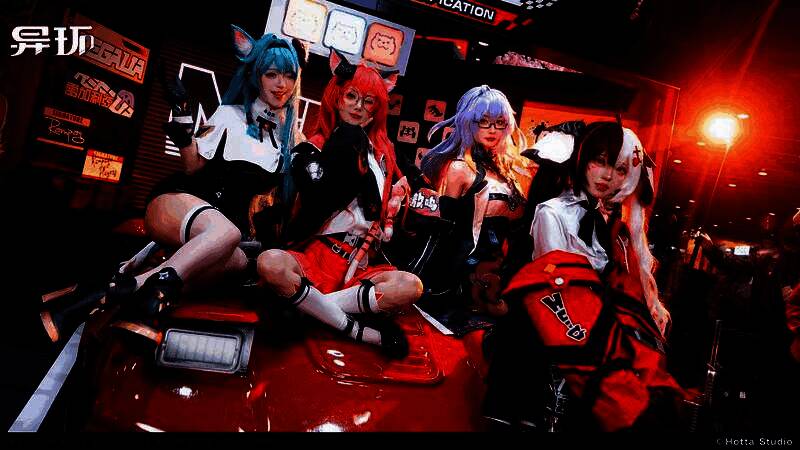 四位角色Coser与玩家合影,现场气氛热烈,粉丝热情高涨