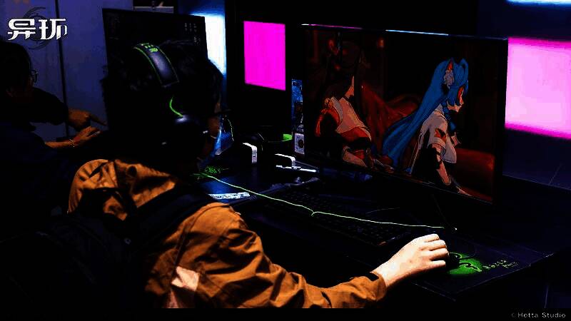 玩家在试玩区体验游戏,工作人员在一旁指导操作