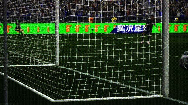 贝尔巴托夫用脚后跟巧妙助攻队友破门,动作流畅自然