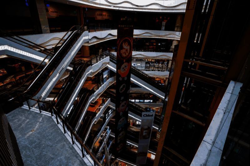 快闪店内热闹场景，年轻人正在参与互动游戏，工作人员在一旁引导