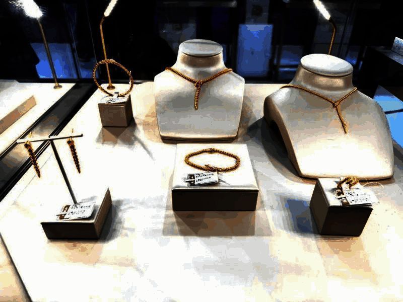 老凤祥展台全景图,蛋仔联名产品与蛇年新品并列陈列,吸引大量观众驻足