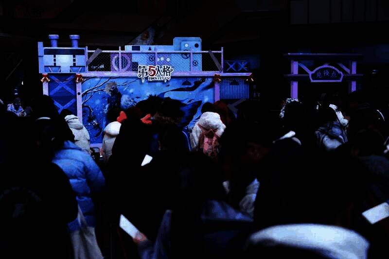 玩家参与庄园涂鸦游戏,手持画笔专注创作,身旁摆放着第五人格周边奖品