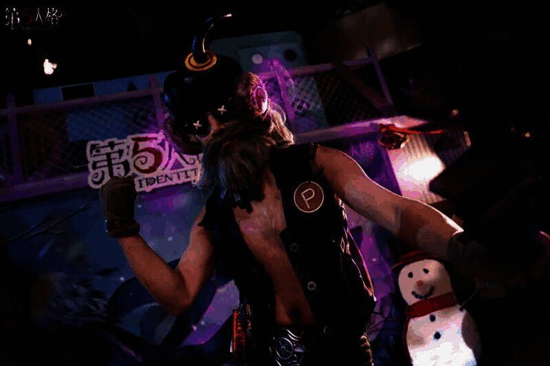 三位COSER并肩站立合影,服装细节精致,还原度极高