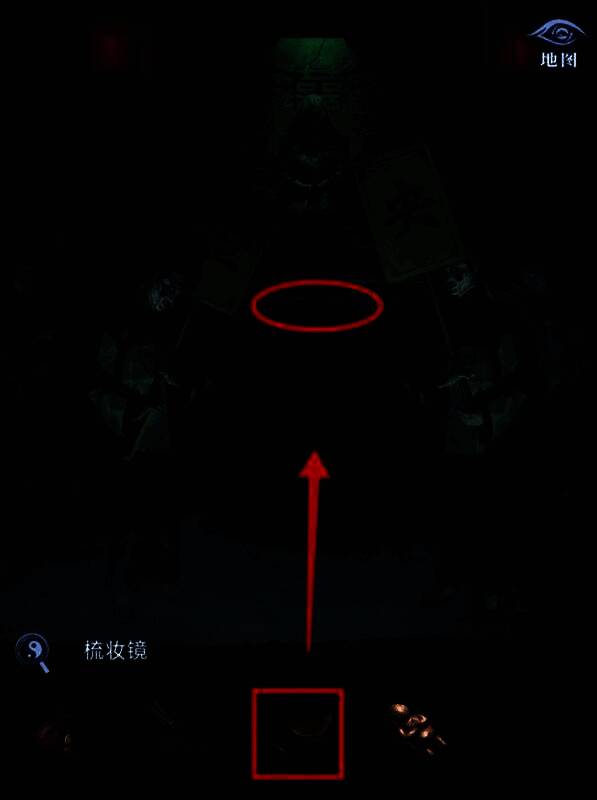 纸人庙内部陈设，桌上镜子反射诡异红光