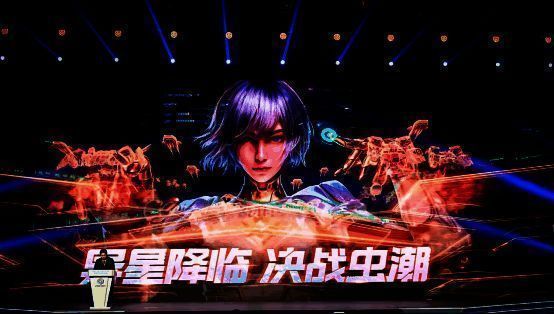 开发团队讲解《群星纪元》设计理念，屏幕上显示复杂战术推演图