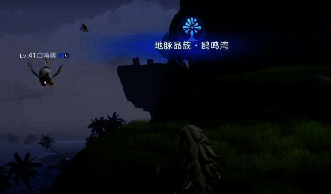 紫色花海中一只绵羊状精灵云朵羊低头吃草,阳光洒在其毛发上泛起微光