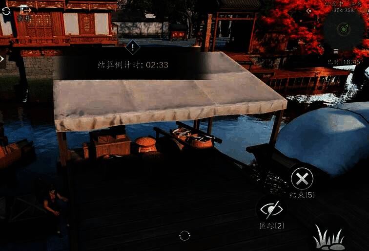 刀妹化身成一只黑色小桶藏在巷子角落,眼神俏皮地偷看外面,周围有几个玩家正在四处搜寻