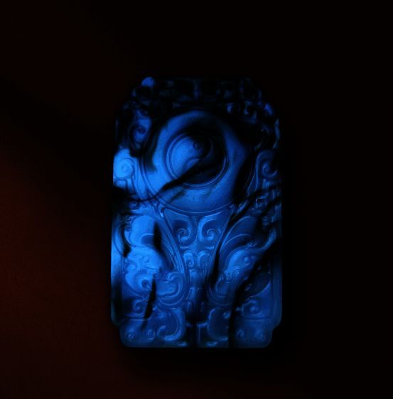 游戏中武当弟子持剑而立，背景为云雾缭绕的山巅，画面充满太极意境