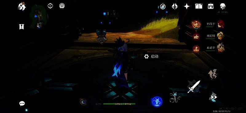 角色站在电梯内部操作面板前，周围墙壁刻满符文图案