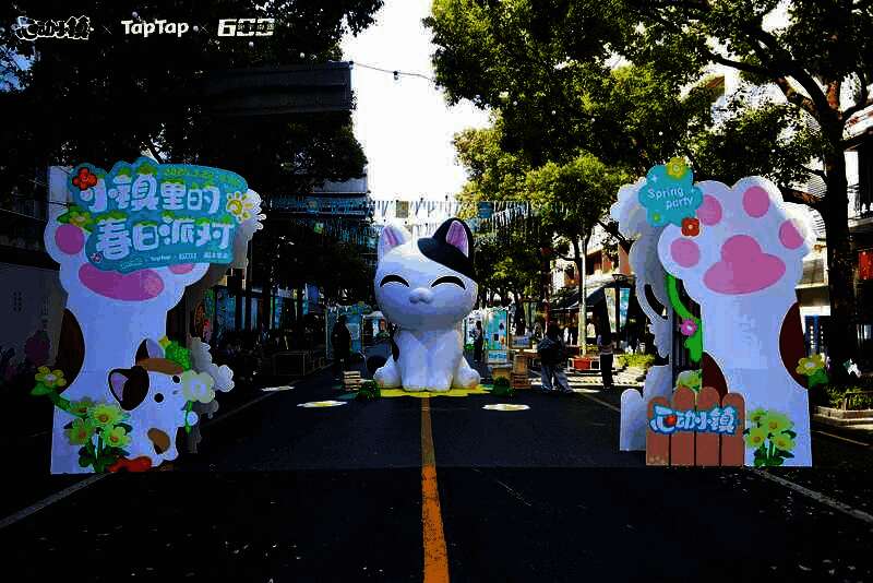 coser扮演心动小镇角色与玩家互动,背景是色彩缤纷的摊位群