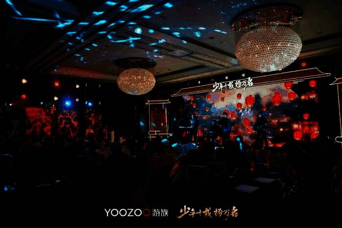 《少年三国志》十周年庆生会现场全景,舞台布置充满三国元素,嘉宾与玩家齐聚一堂共庆盛典