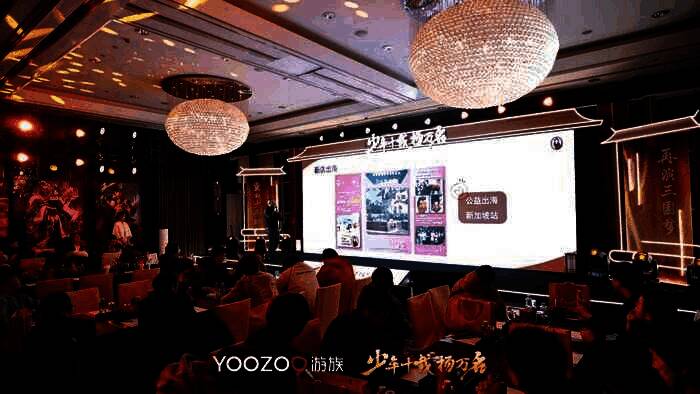 熊爪咖啡CEO陈大可在庆生会上分享公益理念,背景展示品牌特殊咖啡师团队的工作场景